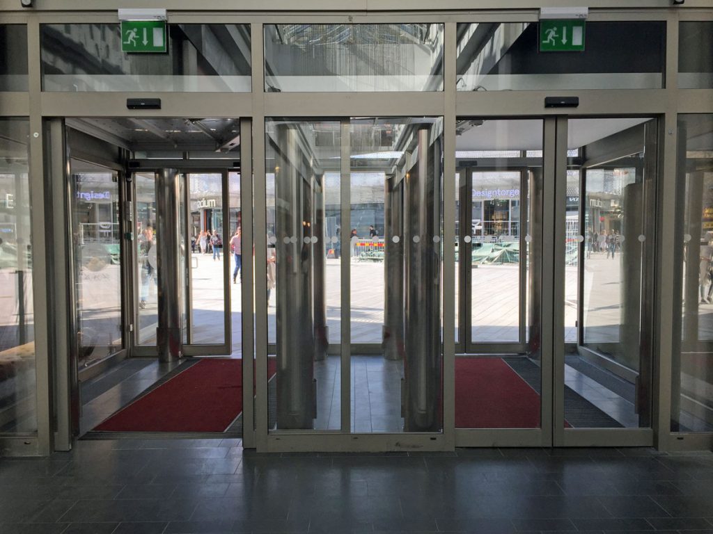 Specialanpassad luftridå vid entré i Forumgallerian, Uppsala