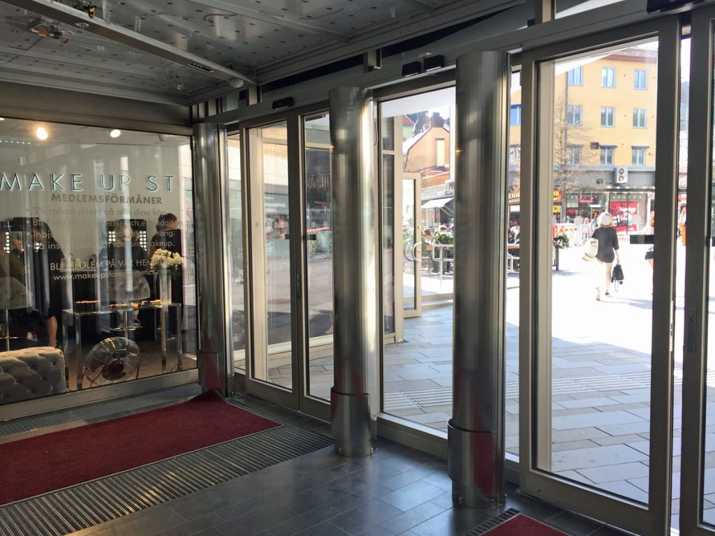 Specialanpassad luftridå vid entré i Forumgallerian, Uppsala