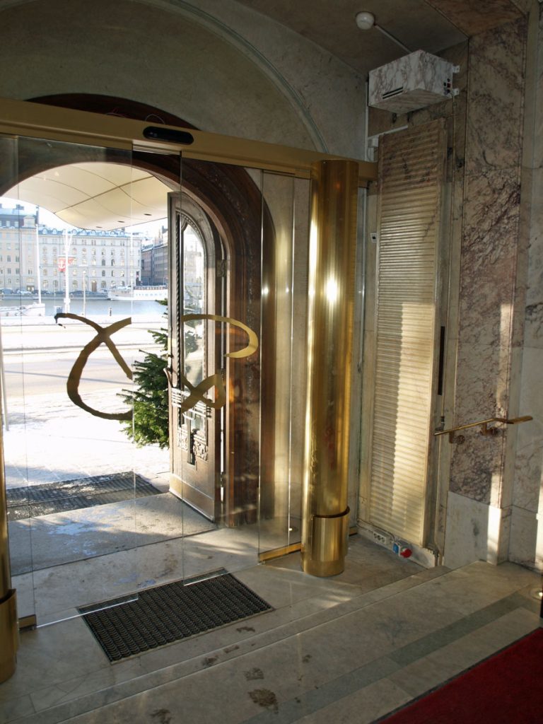 En speciallösning med luftridå från RMK i en entré med röd matta.