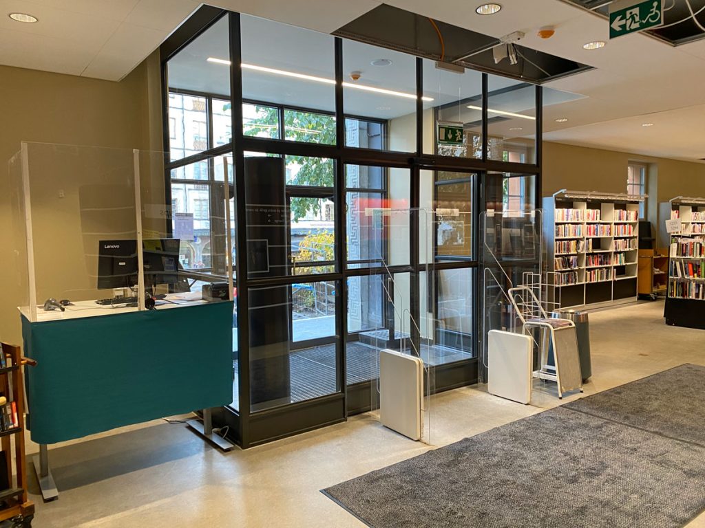 En speciallösning med luftridå från RMK på en entré i bibliotek.