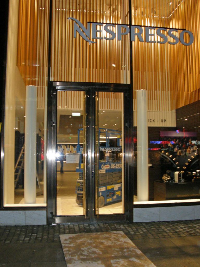 En speciallösning med luftridå från RMK utanför Nespressos svarta dörrar.