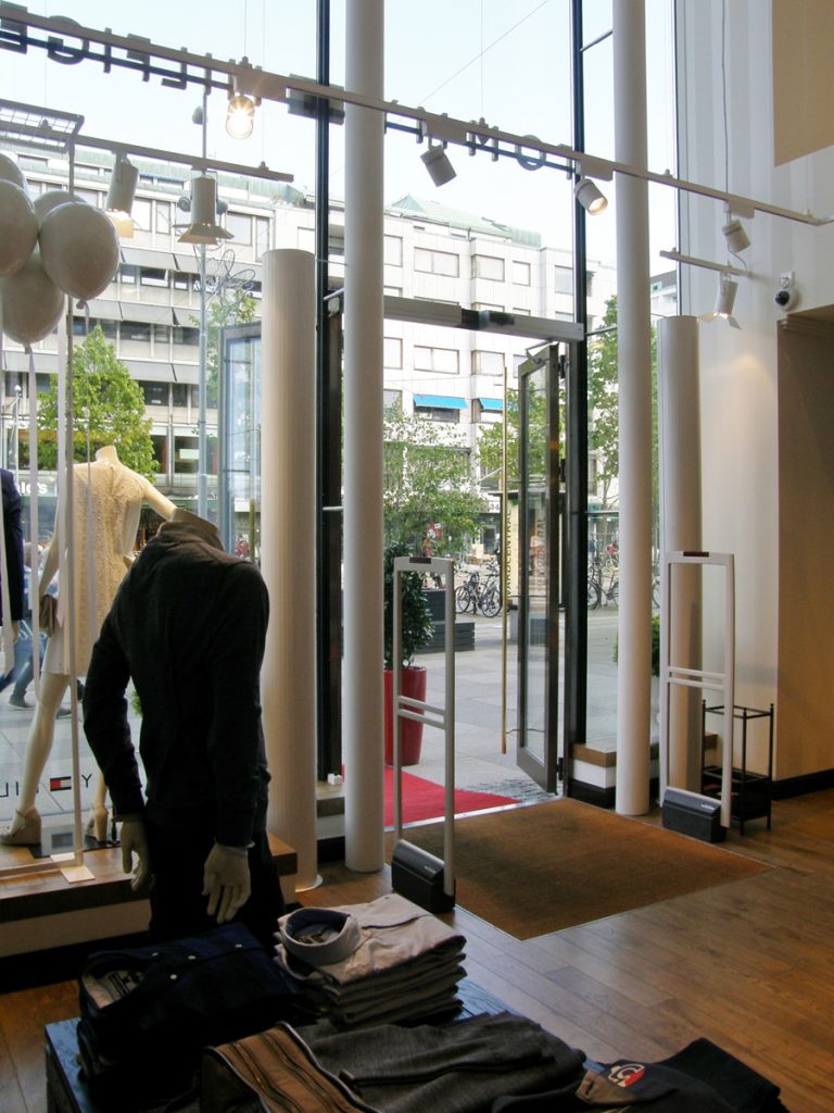 En speciallösning med luftridå från RMK i en entré med svart skyltdocka.