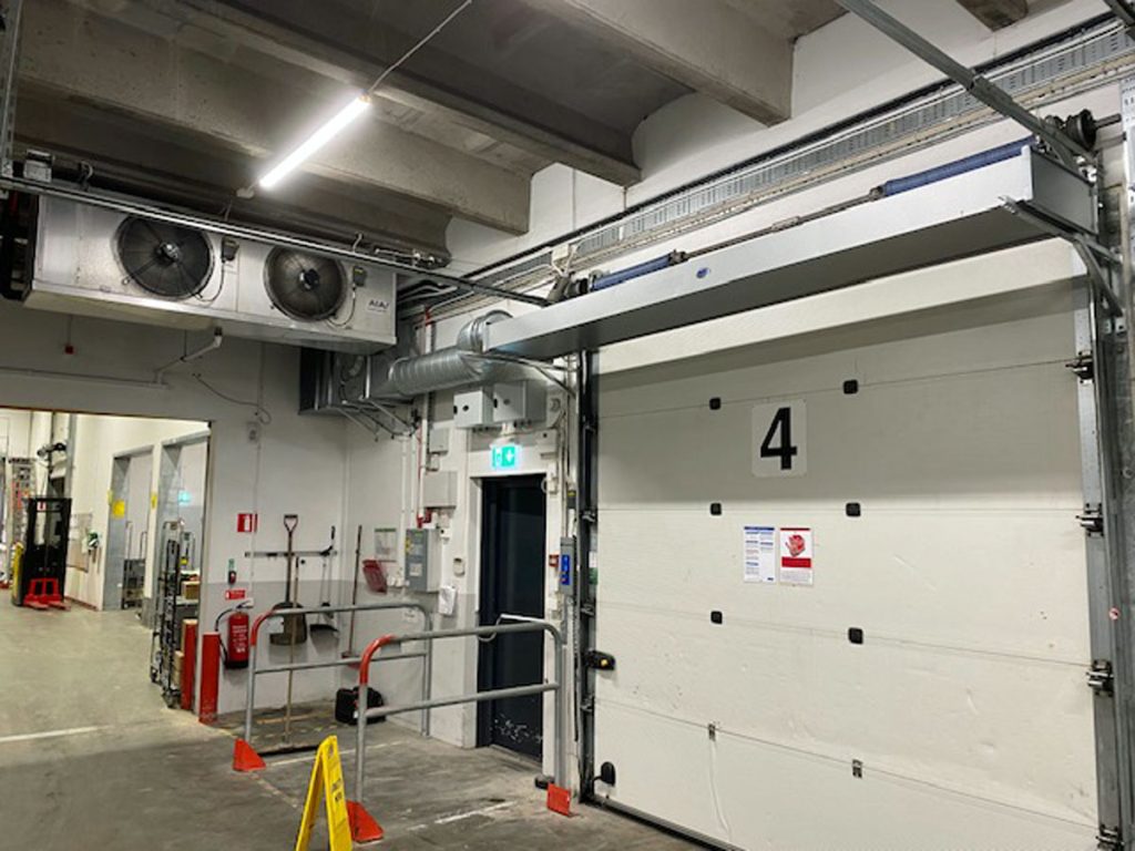Ovanblåsande luftridå på ett kylrum vid port nr 4.
