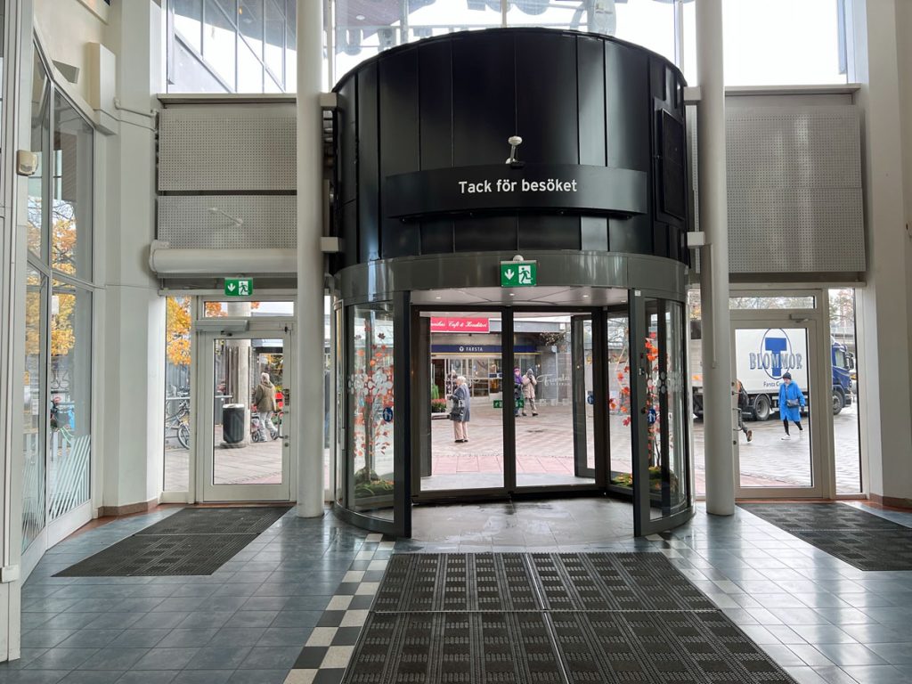 En speciallösning med luftridå från RMK på en karusell entré med svart vägg.