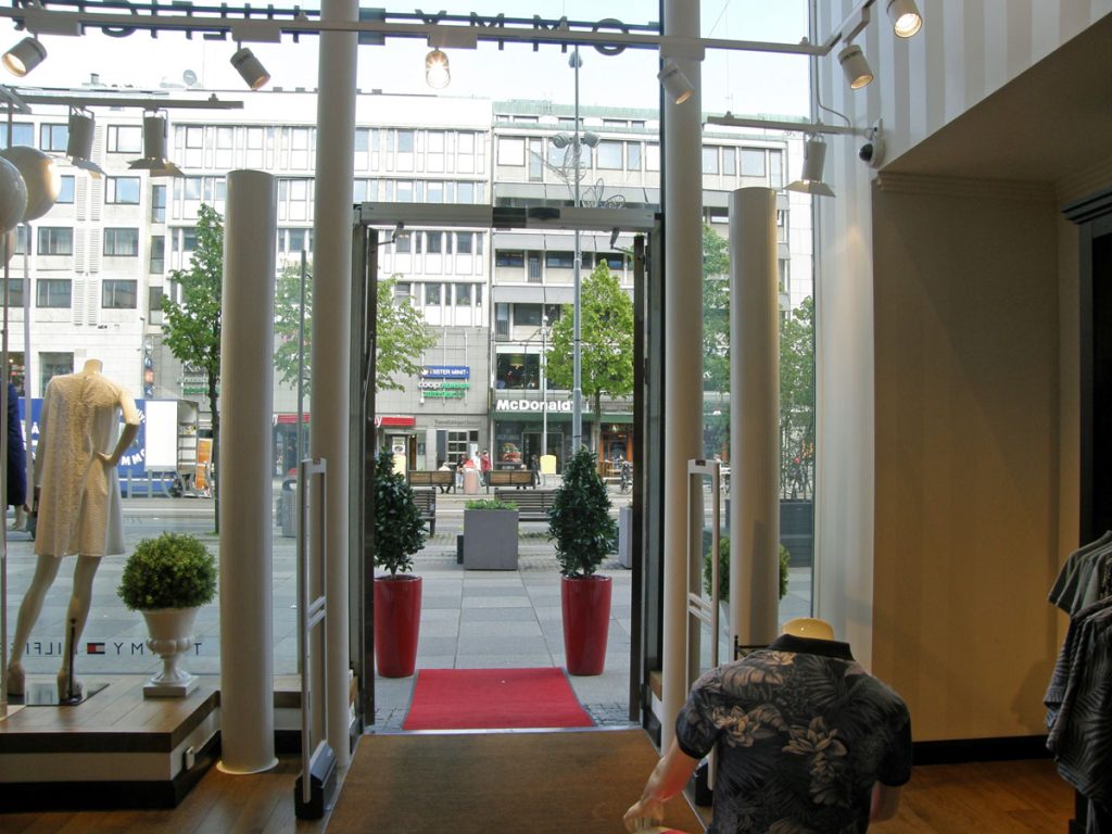 En speciallösning med luftridå från RMK i en mindre entré med skyltdocka.